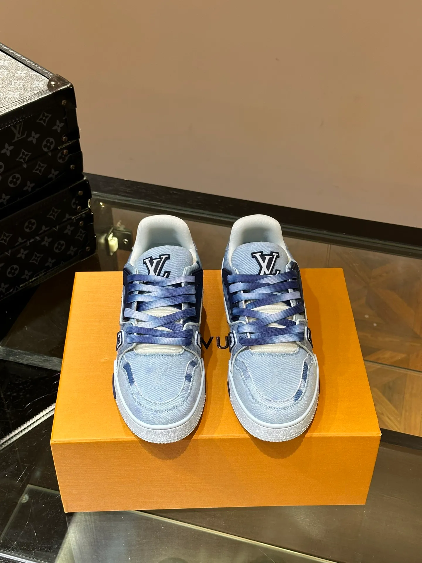 P840 TRAINER Men's canvas distressed sneakers, this LV Trainer sneaker is made of Monogram bleached denim to create a distressed look, reinterpreting Virgil Abloh's original design. Gradient laces complete the trendy details, rubber LV letters are marked on the tongue and side, technical rubber outsole blooms with Monogram flowers, and thick and lightweight EVA rubber outsole completes the whole. The upper is embellished with intricate prints and embroidered Monogram flowers. The rubber-injected rubber outsole continues the iconic elements, with a thick padded collar. The tongue, sides and rear are decorated with LV letters. The outsole is decorated with Monogram flowers. The standard insole continues the comfort experience. Size: 38-45